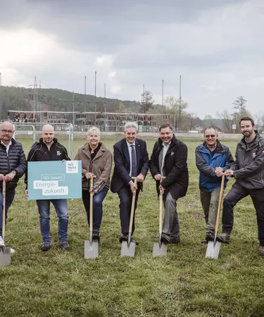 Gemeinderat Neubauer, Projektleiter Decker, Bürgermeisterin Wedl, Landtagsabgeordneter Hauer, Geschäftsführer Hengst, Gemeinderat Papst, Bauleiter Pock und Service Center-Leiter in Neunkirchen Wagner