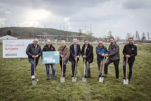 Gemeinderat Neubauer, Projektleiter Decker, Bürgermeisterin Wedl, Landtagsabgeordneter Hauer, Geschäftsführer Hengst, Gemeinderat Papst, Bauleiter Pock und Service Center-Leiter in Neunkirchen Wagner