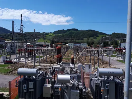 Im Umspannwerk Traisen wird bis Ende September ein neues Erdungssystem im Bereich der 110kV-Freiluftanlage verlegt