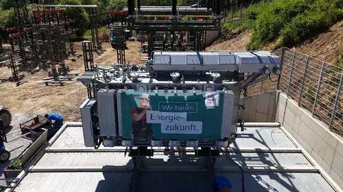 Der Umspanner an seinem neuen Bestimmungsort im Umspannwerk Krumau.