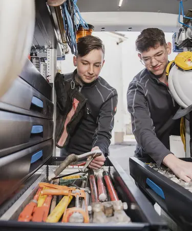  Der 15-jährige Florian emeinsam mit seinem 17-jährigen Lehrlingskollegen Kevin Koska bei der Arbeit