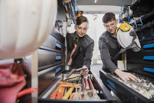  Der 15-jährige Florian emeinsam mit seinem 17-jährigen Lehrlingskollegen Kevin Koska bei der Arbeit