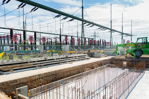 Seit dem Frühjahr wird die Stromleitung zwischen den Umspannwerken Deutsch Altenburg und Lassee erneuert