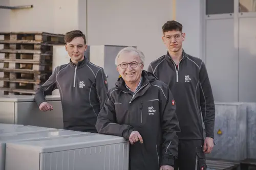 Herbert Steinhauser, Leiter des Netz Niederösterreich Service Center in Hollabrunn mit seinen Lehrlingen