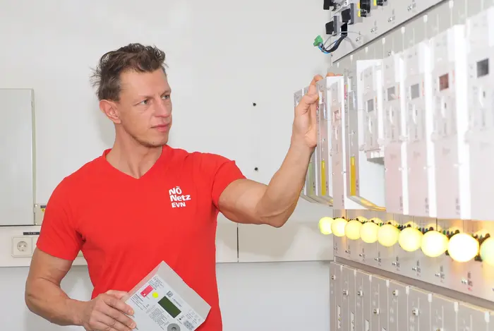 Netz NÖ Mitarbeiter vor Smart Meter Schrank