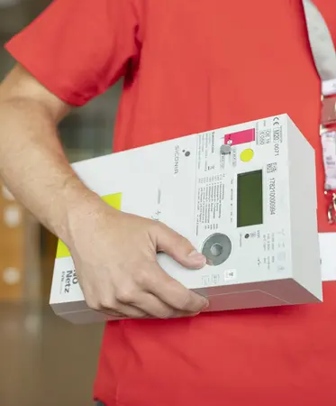 Netz NÖ Mitarbeiter mit Smart Meter unter dem Arm.