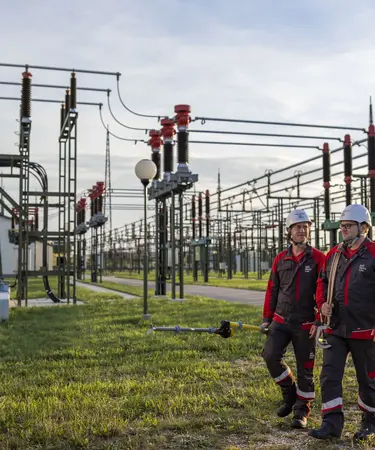 Zwei Netz NÖ Mitarbeiter gehen im Umspannwerk Gaweinstal.