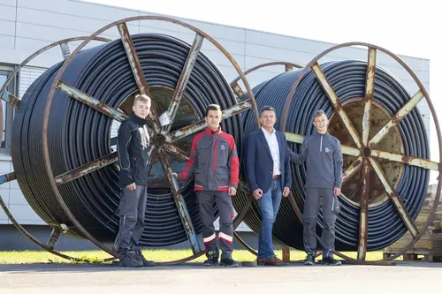 Am Lagerplatz des Service Centers der Netz NÖ in Gmünd: Lukas Pollak, Bernhard Stangl, Walter Trachsler und Leon Schmid