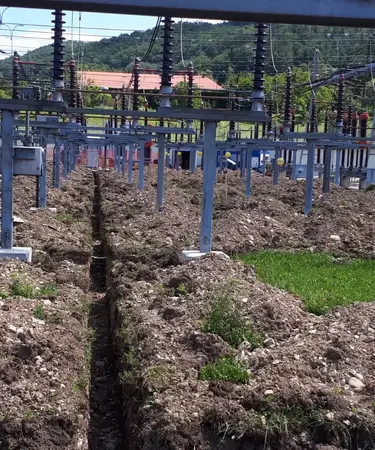 Der komplette Boden musste aufgegraben werden, da die Erdungsverbindungen ca. 80 cm unter der Erde war