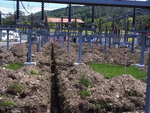 Der komplette Boden musste aufgegraben werden, da die Erdungsverbindungen ca. 80 cm unter der Erde war