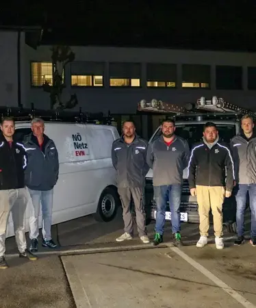 Früh am Morgen ging es am Freitag los – Netz NÖ Geschäftsführer Harald Dammer verabschiedet den ersten Teil der Irland-Truppe