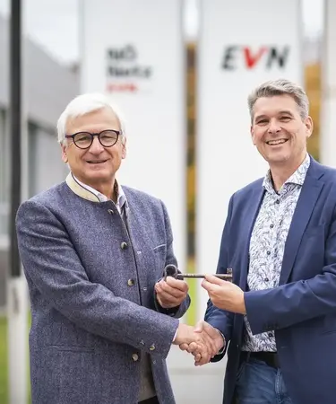 Herbert Bugl übergibt symbolisch seinen Schlüssel an Anton Waxenegger.