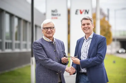 Herbert Bugl übergibt symbolisch seinen Schlüssel an Anton Waxenegger.