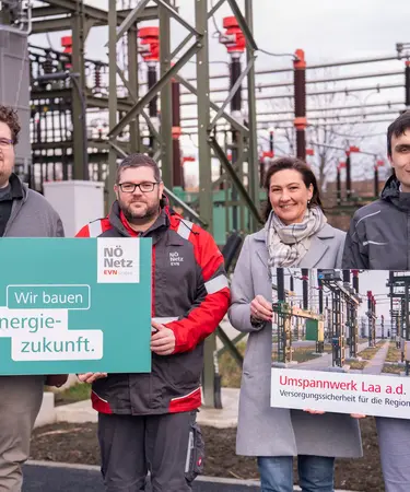 Projektleiter Netz NÖ Garrett Jensen, Christian Ludwig (Netz NÖ Hochspannung), Gemeinderätin Heidi Schwungfeld-Fass und Netz NÖ Service Center Hollabrunn Thomas Haunold. 