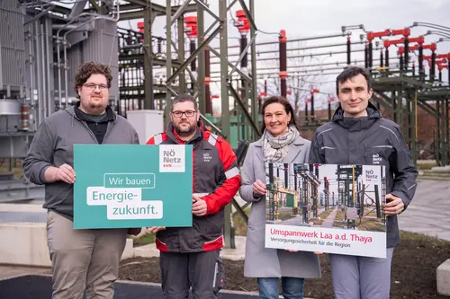 Projektleiter Netz NÖ Garrett Jensen, Christian Ludwig (Netz NÖ Hochspannung), Gemeinderätin Heidi Schwungfeld-Fass und Netz NÖ Service Center Hollabrunn Thomas Haunold. 