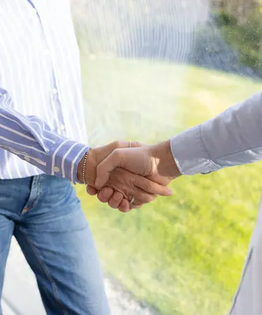 Händeschütteln im Close up.