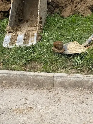 Nach dem Fund einer Handgranate aus dem 2. Weltkrieg wurden die Grabungsarbeiten unverzüglich eingestellt, der Bereich abgesperrt und die nächstgelegene Polizeidienststelle verständigt. 