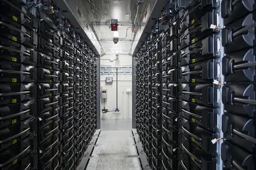 In dem Großbatteriespeicher befinden sich 14.112 Lithium-Ionen Akkuzellen in 504 Modulen