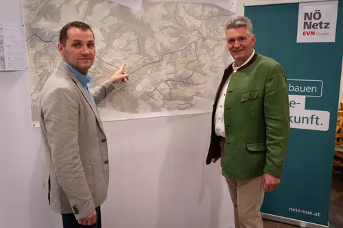 Netz NÖ Projektleiter Patrick Picher und Lichtenegg Bürgermeister Josef Schrammel bei der Infoveranstaltung